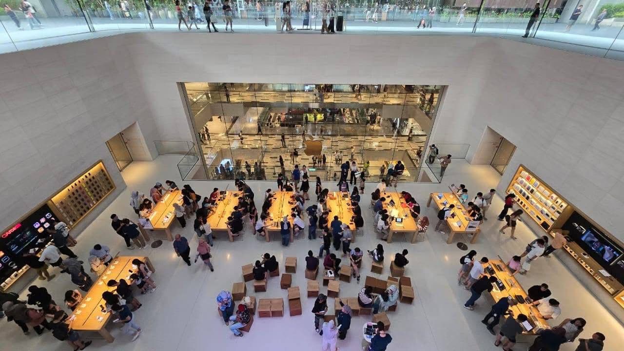 Bird's-eye view of the forum with product tables and the glazed back wall